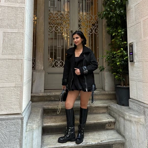 Uzun Içi  Peluş Dışı Süet Kaban