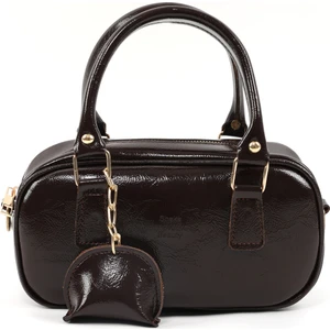 Kırışık Dokulu Kahverengi SHK207 Suni Deri Charm Detaylı Fermuarlı ,askılı El, Kol ve Omuz Çantası