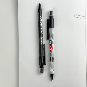 Beşiktaş Taraftar Kalemi – 0.7 mm Uçlu Versatil Kalem, Siyah Beyaz Bjk Okul ve Ofis Kullanımına Uygun Lisanslı Ürün