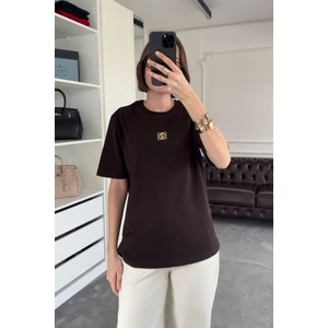 Bisiklet Yaka Metal Broşlu Orj Tshirt- Kahverengi