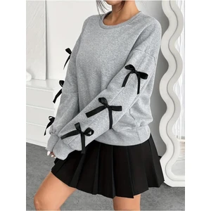 Kadın Siyah Kurdele ve Fiyonk Kollu Bisiklet Yaka Gri Sweatshirt