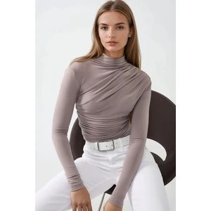 Kadın Dik Yaka Büzgü Detaylı Sandy Bluz Mocha Kahvesi