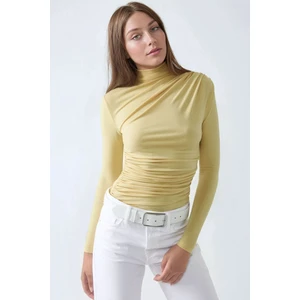 Kadın Dik Yaka Büzgü Detaylı Sandy Bluz Yellow