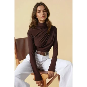 Kadın Dik Yaka Büzgü Detaylı Sandy Bluz Brown