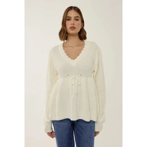 Kadın Bağlama Detaylı Dilimli V Yaka Triko Kazak Natural