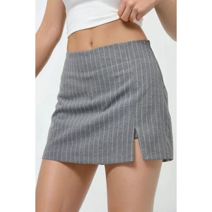 Kadın Yırtmaç Detaylı Çizgili Mini Şort Etek Gri