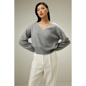 Gri V Yaka Yumuşak Dokulu Kadın Kazak MG2499