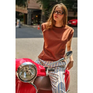 Vatkalı Kolsuz Basic TShirt Kahve