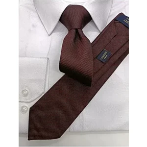 Koyu Bordo Slim Kravat Siyah Kum Deseniyle Modern Stil Sunuyor