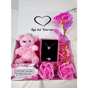 Kararmaz Çelik Pembe Kalp Kolye Yüzük ve Kokulu Gül ve Solmayan Sonsuzluk Günü Hediye Sepeti