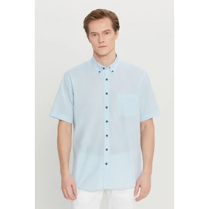 Altınyıldız Classics Erkek Açık Mavi Comfort Fit Rahat Kesim Düğmeli Yaka Keten Görünümlü %100 Pamuk Kısa Kollu Gömlek