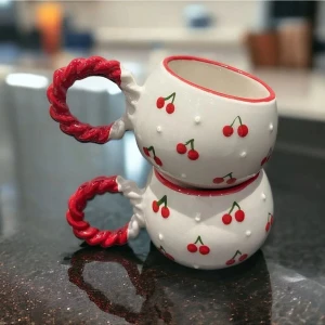 2 ‘ Li Baloncuk Örgü Kulp  Kiraz Desenli Özel Kabartmalı El Işlemeli Seramik Kupa