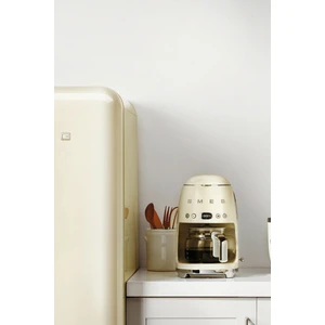 Smeg DCF02CREU Krem Renk Filtre Kahve Makinesi – Şık Tasarım, Yüksek Demleme Performansı ve 1,4 L Kapasite