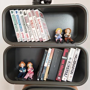 Big Store Sallanan Ayaklı Kova Taşıyan ve Bahçe Makası Tutan Çocuk Biblosu - Dekoratif