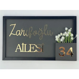 Kişiye Özel Gri Ahşap Çerçeveli Aile Ismi ve Kapı Numarası Tabelası – Dekoratif Kapı Süsü