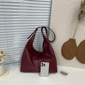 Kadın Siyah Omuz Çantası Yumuşak Iç ve Dış Dokulu Kaliteli Işçilik ve Yumuşak Suni Deri El Çantası