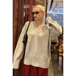 Gri V Yaka Oversize Kadın Triko Kazak MG2149
