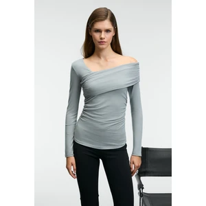 VELMEA Kadın Asimetrik Yaka Omuz Detaylı Slim Fit Açık Gri Bluz