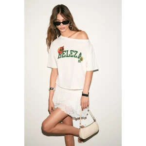 QALY Kadın Kayık Yaka Tek Omuz Kısa Kol Ön Ve Arka Baskı Detaylı Relaxed Ekru T-Shirt