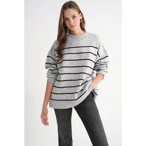 6944 Kadın Salaş Yumuşak Dokulu Çizgili Triko Kazak Gri