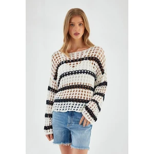 6877 Kadın Çizgili Ajurlu Kayık Yaka Triko Kazak Ekru