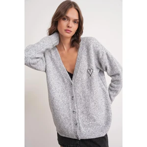 6953 Kadın Oversize Yün Karışımlı Premium Kalp Nakışlı Hırka Gri