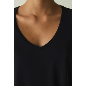 Siyah V Yaka Modal Kısa Kollu Tişört