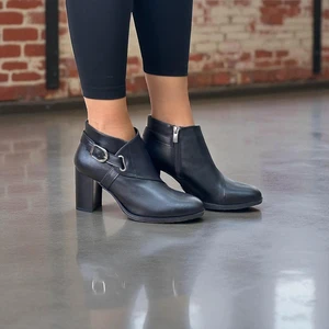 Siyah Deri Çapraz Tokalı Içten Fermuarlı Kadın Kalın Topuklu Kısa Bot