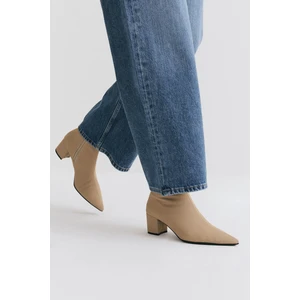 Bot 2514 - Sivri Burun Önden Dikişli Bej Süet Kadın Bot