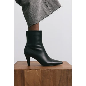 Bot 2516 - Sivri Burun Bilek Üstü Siyah Kadın Bot