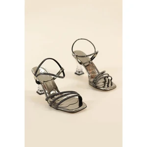Iribu Kadın Taşlı Şeffaf Topuklu Sandalet – Abiye / Gümüş – Orta Topuklu Şeffaf Bantlı Ayakkabı
