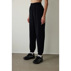 Siyah Dikiş Detaylı Yüksek Bel Modal Jogger