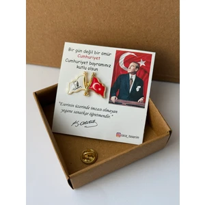 Atatürk ve Türk Bayraklı Yaka Rozeti Gold 1 Adet Kartlı ve Kutulu 29 Ekim Cumhuriyet Bayramı Öğretmenler Günü