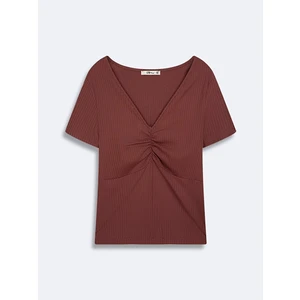 Kısa Kollu V Yaka Önü Büzgülü Kahve Rengi T-Shırt