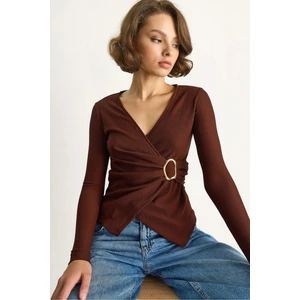 Kadın Kruvaze Yaka Gold Toka Detaylı Uzun Kollu Bluz