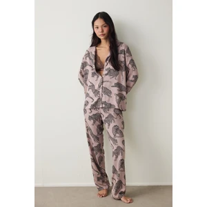 Koyu Bej Eva Kaplan Desenli Gömlek Yaka Pijama Takımı