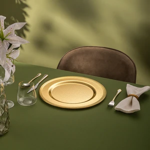 Altın Renk Yuvarlak Metal Supla – Çekiç Desenli Tekli Servis Altlığı, Şık Masa Sunumları İçin