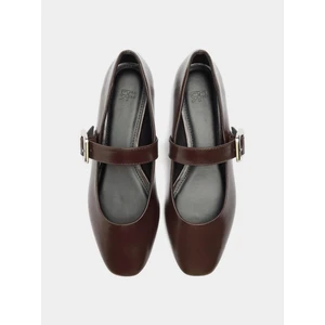 Bantlı ve Kare Tokalı Babet