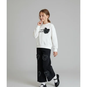 Kalp Nakışlı ve Püskül Detaylı Beyaz Sweatshirt Siyah Palazzo Jean Kız Çocuk Takımı