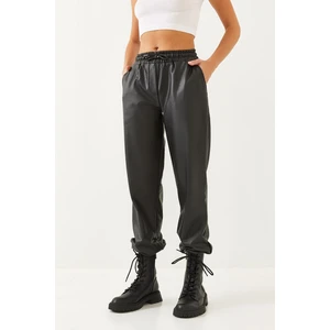 Kadın Bel ve Paça Lastikli Deri Pantolon