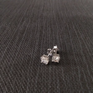 925 Ayar Gümüş Zirkon Taşlı Kare Model Çocuk/genç/kadın Küpesi