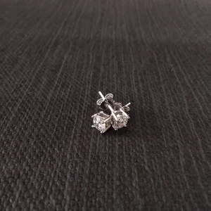 925 Ayar Gümüş Zirkon Taşlı Kare Model Çocuk/genç/kadın Küpesi