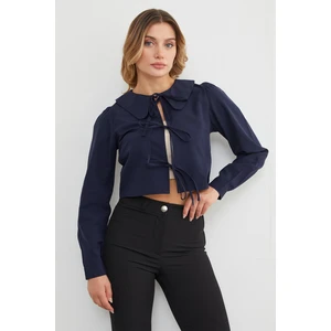 Bebe Yaka Önden Bağlamalı Crop Bluz