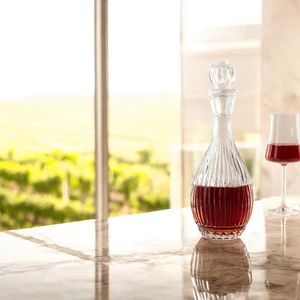 Cam Kapaklı Şeffaf Çizgi Desenli Sürahi 1000ML