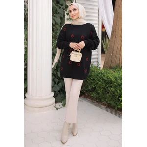 Siyah Kalp Nakışlı Triko Kazak