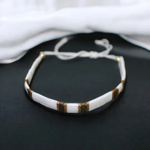 El Yapımı Antik Sarı Beyaz Tila Boncuk Bileklik – Ayarlanabilir, Unisex Tasarım