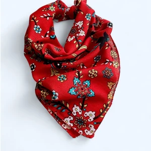 ALS Tasarım Dünyası Kırmızı Renk Içerisinde Çiçek Desenli Çok Amaçlı Bandana %100 Cotton BND8183, One Size