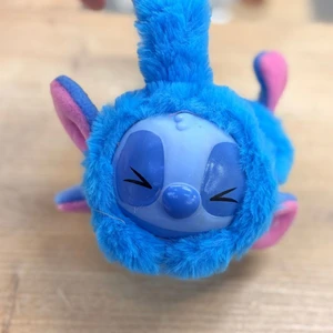 Stitch Tasarımlı Kulak Koruyucu Peluş Kışlık Başlık – Yumuşak, Sıcak ve Sevimli Kış Aksesuarı