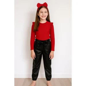 Özge Başaran Kız Çocuk, Siyah Likralı Deri Fiyonk Detaylı Pantolon, Kırmızı Omuzu Fırfırlı Badi ve Kırmızı Saç Bandı Takımı. 3 Parça Set