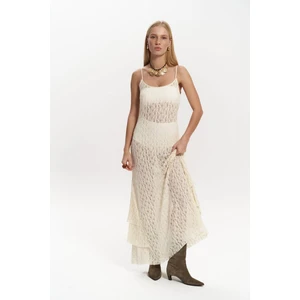 Eli Dantelli Bej Uzun Elbise